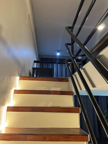FREE Parking, Rental Car, 15 min to Airport, Renovated in Gated Community