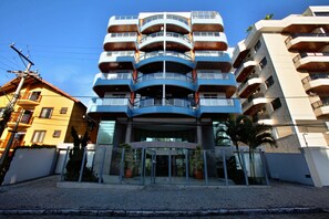 Exterior - Apto. Amplo, à 200 mts da Bela Praia do Forte e 2 Vagas de Garagem (Algodoal Cabo Frio)