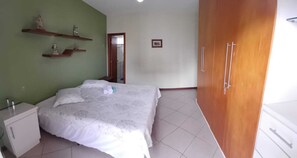 3 Schlafzimmer, Schreibtisch, Bügeleisen/Bügelbrett, WLAN