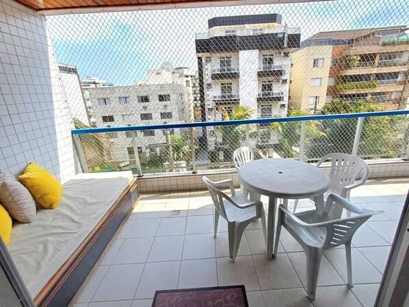 Outdoor dining - Apto. Amplo, à 200 mts da Bela Praia do Forte e 2 Vagas de Garagem (Algodoal Cabo Frio)