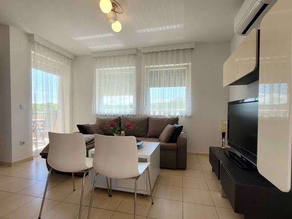 TV - Holiday apartment with balcony and barbecue (Sveti Anton/Insel Krk)