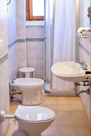 Regadera, secadora de cabello, bidet