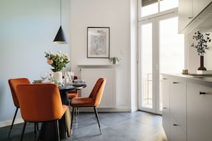 Appartement Deluxe, vue ville | Cuisine privée | Réfrigérateur, four, plaque de cuisson, lave-vaisselle