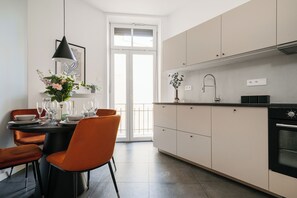 Deluxe appartement, uitzicht op stad | Privékeuken | Een koelkast, een oven, een kookplaat, een vaatwasser