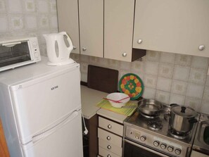 Fridge, oven, stovetop