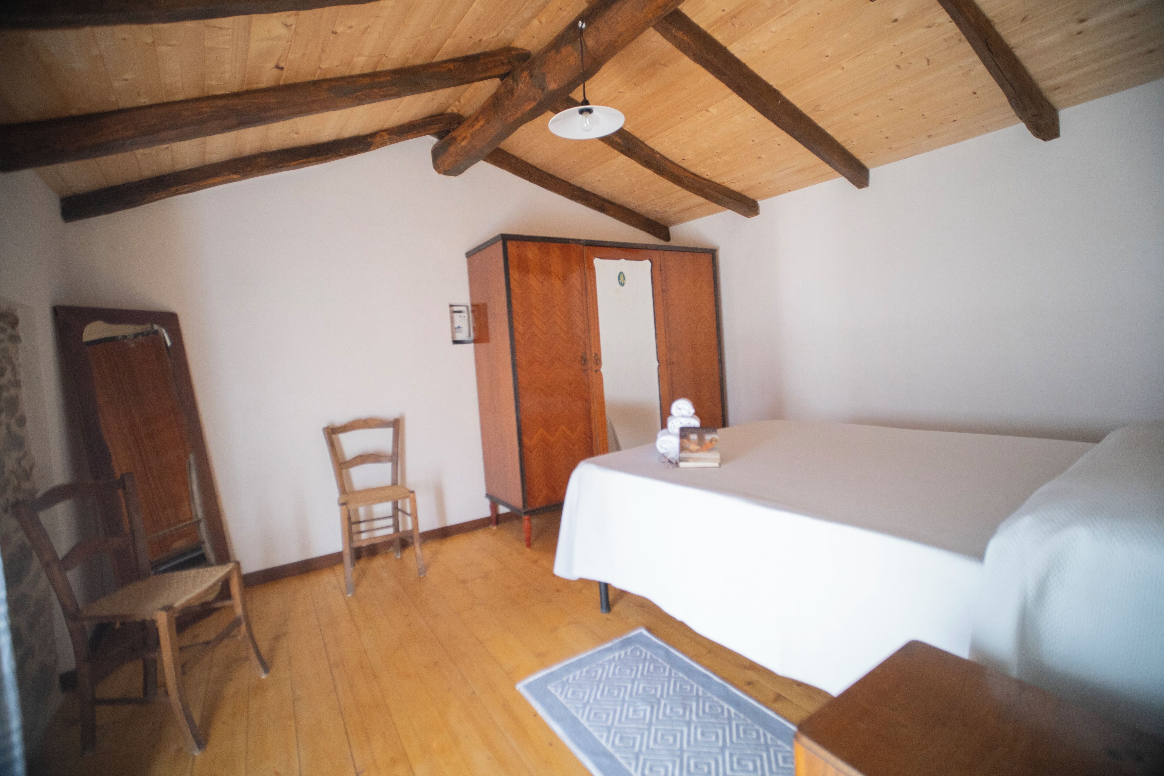 2 soveværelser, skrivebord, lydisolering, strygejern/strygebræt