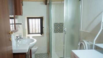 Bruser, hårtørrer, bidet, håndklæder