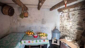 2 chambres, bureau, chambres insonorisées, fer et planche à repasser