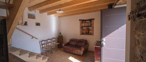 Smart-TV, Kamin, Videospiele, Bücher