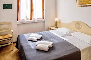 2 bedrooms, travel cot, Internet