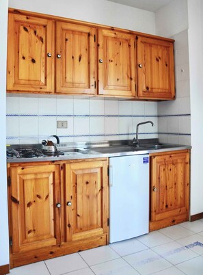 Kühlschrank, Mikrowelle, Herdplatte