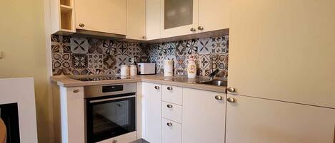 Køleskab, ovn, kogeplade, brødrister