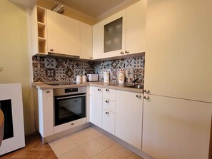 Fridge, oven, stovetop, coffee/tea maker