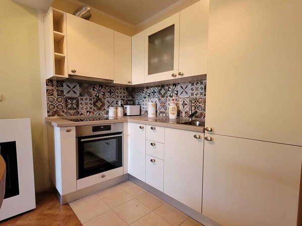 Een koelkast, een oven, een kookplaat, een broodrooster