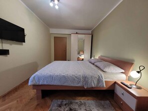 1 chambre, fer et planche à repasser, accès Internet