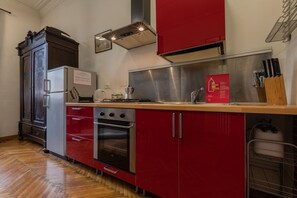 Refrigerador, horno, tetera eléctrica y tostadora
