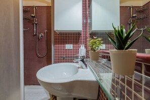 Een douche, een haardroger, een bidet, handdoeken