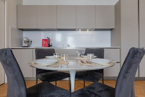 Kühlschrank, Ofen, Geschirrspüler, Wasserkocher mit Kaffee-/Teezubehör