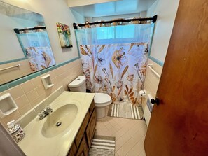 Hair dryer, towels - Cincy Furnished Stays Sunrise Blossom 2 Bedroom Apartment 13 Minutes to Downtown (Cincinnati)