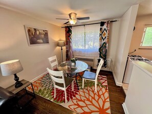 Dining - Cincy Furnished Stays Sunrise Blossom 2 Bedroom Apartment 13 Minutes to Downtown (Cincinnati)