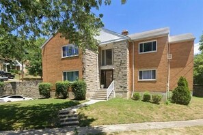 Exterior - Cincy Furnished Stays Sunrise Blossom 2 Bedroom Apartment 13 Minutes to Downtown (Cincinnati)