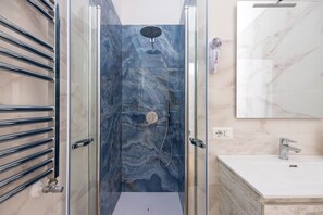 Regadera, secadora de cabello, bidet, toallas 