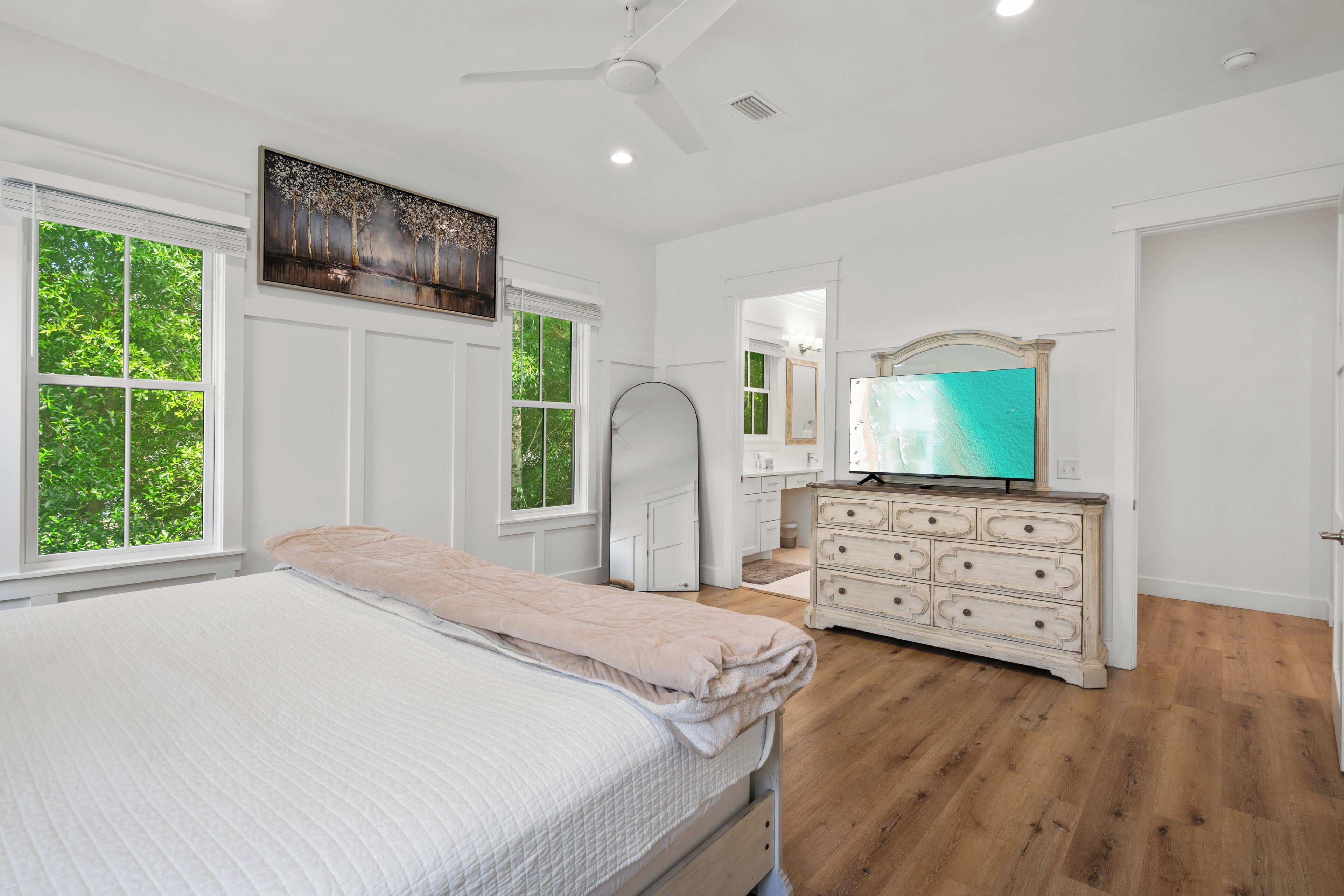 4 bedrooms, individually decorated, individually furnished, desk