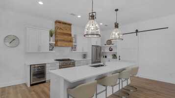 House, Multiple Beds, Patio, Garden View (Haven By The Sea) | Private kitchen | Fridge, microwave, oven, stovetop