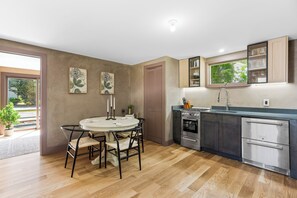 Ovn, kokeplater, kaffetrakter/tekoker og kjøkkenutstyr