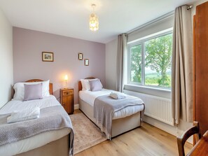 7 bedrooms, free WiFi, bed sheets - Llwyncelyn Farmhouse (Clynderwen)