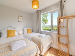 7 bedrooms, free WiFi, bed sheets - Llwyncelyn Farmhouse (Clynderwen)