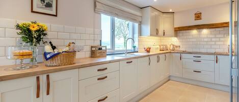 Een vaatwasser, een kinderstoel