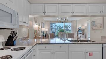 公寓客房, 多張床, 庭院, 泳池景觀 (High Pointe Resort 132) | 私人廚房 | 咖啡機/沖茶器