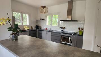 Een koelkast, een microgolfoven, een kookplaat