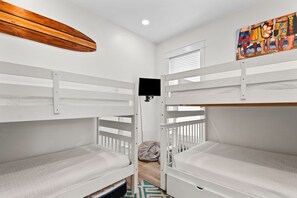 A bunk bed room with a television mounted on the wall. - Luxury 4-bedroom Vacation Home With Unparalleled Gulf Views (Santa Rosa Beach)