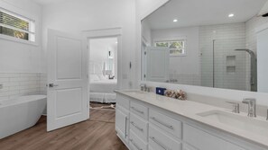 Appart'hôtel, plusieurs lits, patio, vue océan (Turtle Beach - 55 Nature Way #100) | Salle de bain | Serviettes fournies, papier toilette