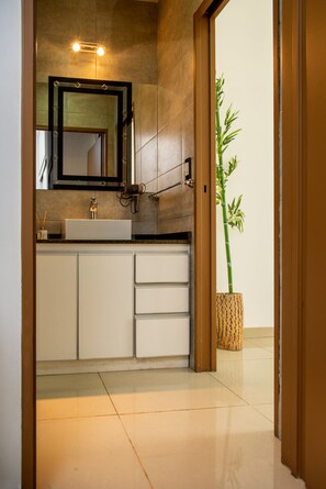 Sèche-cheveux, serviettes fournies, savon, papier toilette