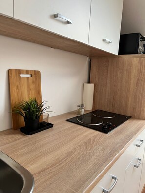 Jääkaappi, mikroaaltouuni, liesi, kahvin-/teenkeitin