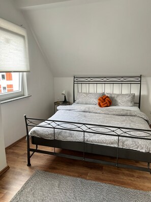 1 makuuhuone, työpöytä, silitysrauta/-lauta, Wi-Fi