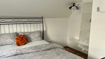 1 dormitori, escriptori, planxa i posts de planxar i wifi