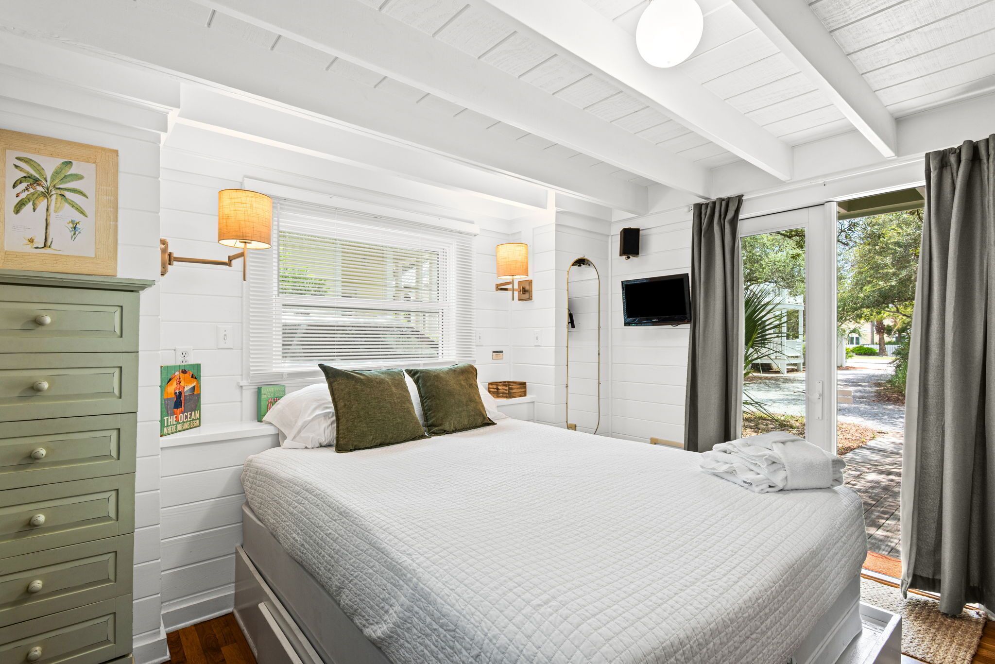 1 bedroom, individually decorated, individually furnished, bed sheets