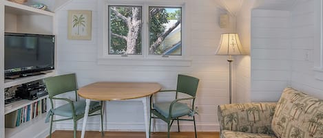 Huis, 1 queensize bed met slaapbank, patio, uitzicht op tuin (Margarita Days) | Dineren in de kamer