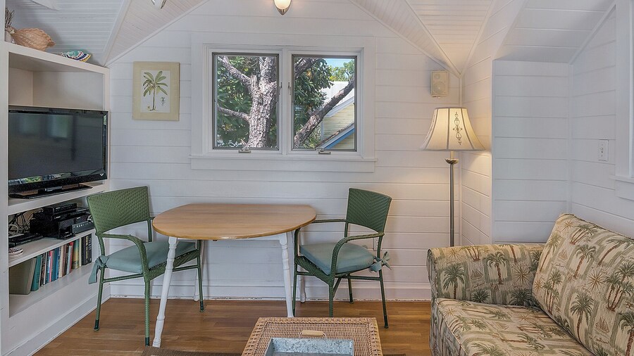 Located in Seaside - Sleeps 4