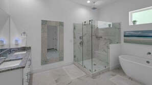 Casa, varias camas, patio, vista al jardín (Boho Beach House) | Baño | Toallas y papel de baño 