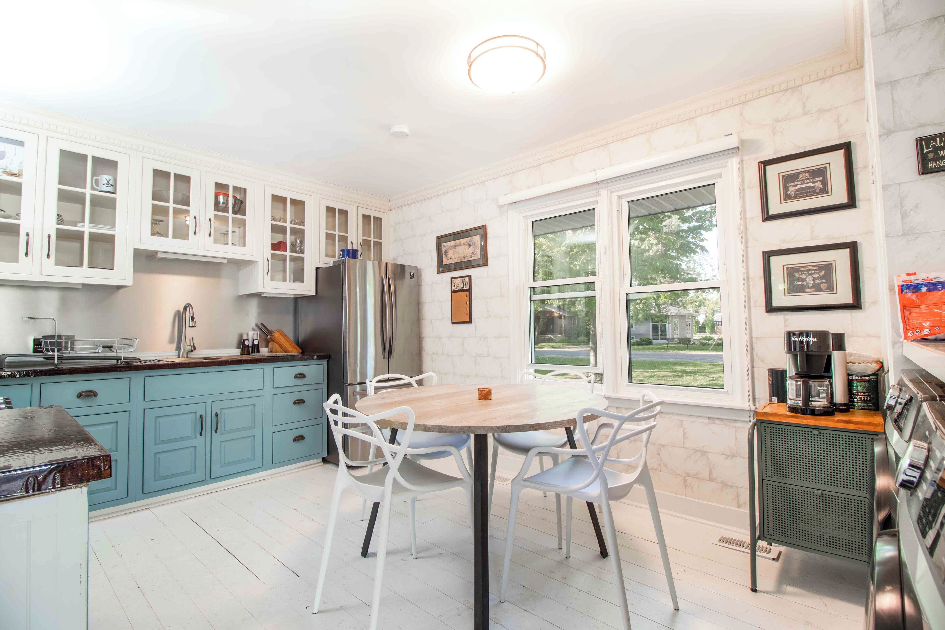 Refrigerador, microondas, horno y cafetera y tetera 