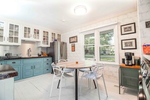 冷蔵庫、電子レンジ、オーブン、コーヒー / ティーメーカー