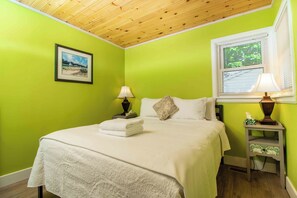 2 bedrooms, in-room safe, iron/ironing board, WiFi - Walking distance to Old town with Hot tub (Niagara-on-the-Lake)