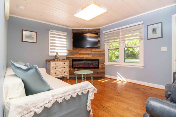 TV - Walking distance to Old town with Hot tub (Niagara-on-the-Lake)