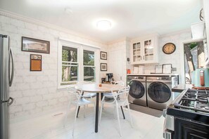 Jääkaappi, mikroaaltouuni, uuni, kahvin-/teenkeitin