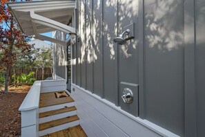 Hus - flere senge - terrasse - udsigt til have (Apres Sea) | Overnatningsstedets område